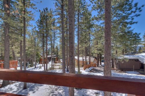 Base Camp- Hot Tub, Large Deck, Wood Fireplace, Short Drive to Ski Resorts!