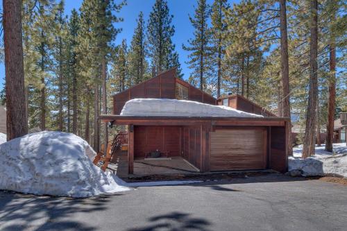 Base Camp- Hot Tub, Large Deck, Wood Fireplace, Short Drive to Ski Resorts!