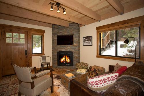 Allenby- LuxuryCabin w Cozy Fireplace, Near Northstar!