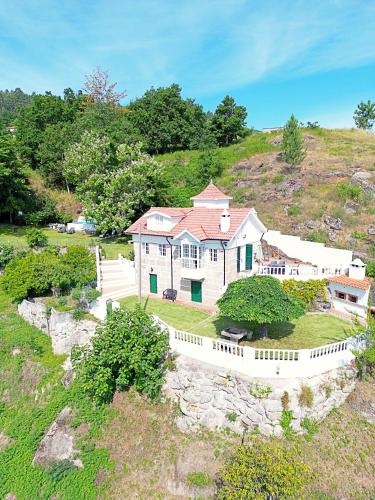 Casa dos Plátanos near the center of Amarante, Golf Course and Water Park.