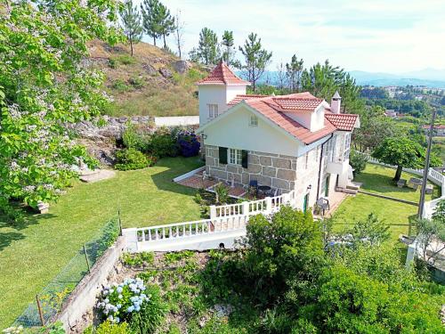 Casa dos Plátanos near the center of Amarante, Golf Course and Water Park.