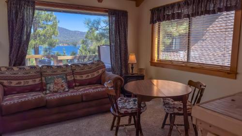 LAKEFRONT RACCOONS LOFT - On the Lake in Big Bear Lake, USA