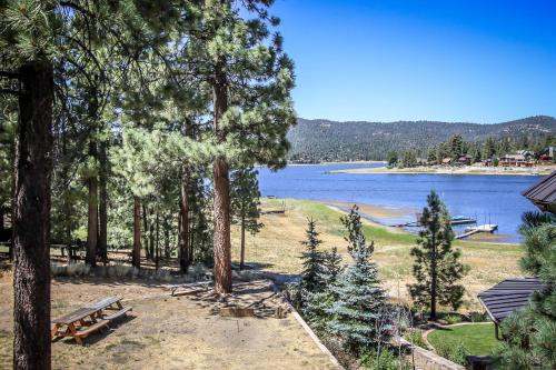 LAKEFRONT RACCOONS LOFT - On the Lake in Big Bear Lake, USA