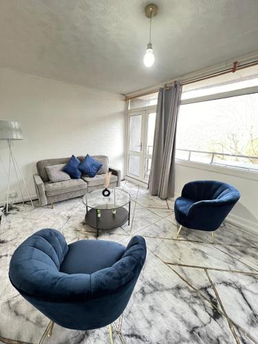 Entire 3 Bedroom Luxury Apartment in London with Private Balcony
