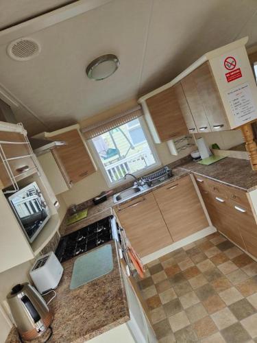 Kitchen, H9 Fairway Holiday Park Sandown in Lake North