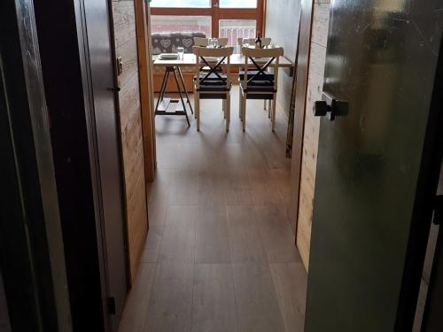 Appartement confortable Ski aux pieds Balcon Wifi - image 5