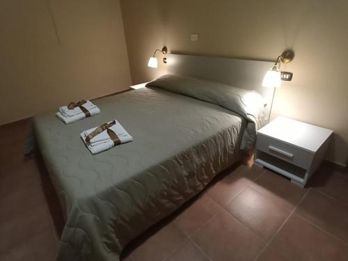 1 queen bed, 1 twin bed