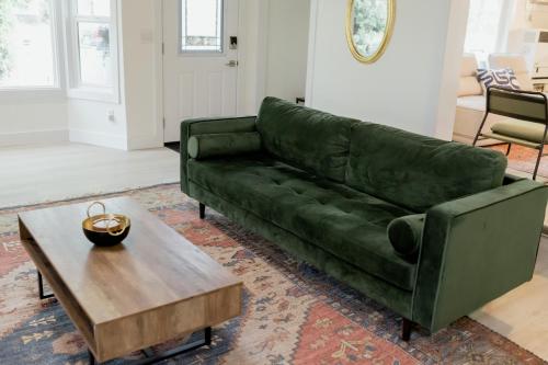 Charming Kelowna Haven with Hot Tub, Parking & Pet Friendly in Kelowna, Canada