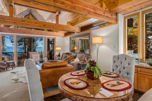 Magnificent 2-bedroom, 2-bath lakefront complex Magnificent 2-bedroom, 2-bath lakefront complex