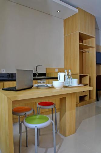 Kitchen, Choice Stay Hotel Denpasar near Rumah Sakit Sanglah