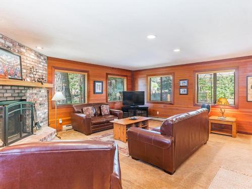 A great mountain home offering amenities that makes for a great getaway in Lake Tahoe thumb 2