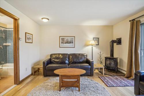 Cozy one bedroom Edgemont B3 condo ski back trail in Killington, USA
