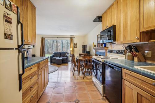 Cozy one bedroom Edgemont B3 condo ski back trail in Killington, USA