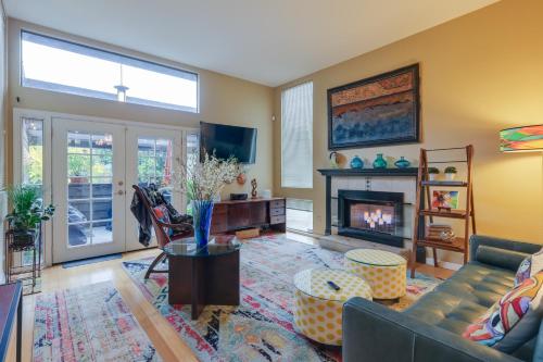 Deluxe Townhome with Deck 2 Mi to Downtown Modesto! - image 7