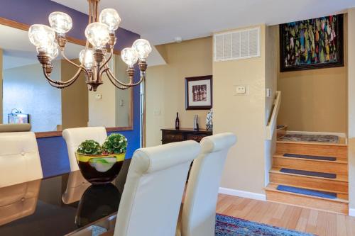 Deluxe Townhome with Deck 2 Mi to Downtown Modesto! - image 14