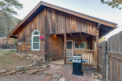 Rustic Log Cabin with Studio about 5 Mi to Pikes Peak!