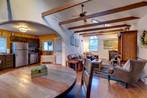 Rustic Log Cabin w/ Studio ~ 5 Mi to Pikes Peak! in Green Mountain Falls