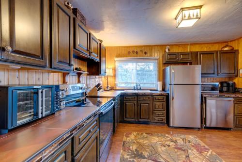 Rustic Log Cabin w/ Studio ~ 5 Mi to Pikes Peak! in Green Mountain Falls