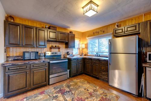 Rustic Log Cabin w/ Studio ~ 5 Mi to Pikes Peak! in Green Mountain Falls