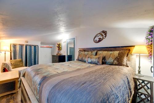 Rustic Log Cabin with Studio about 5 Mi to Pikes Peak! - image 9
