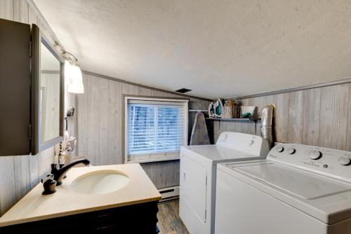 Rustic Log Cabin with Studio about 5 Mi to Pikes Peak! - image 7