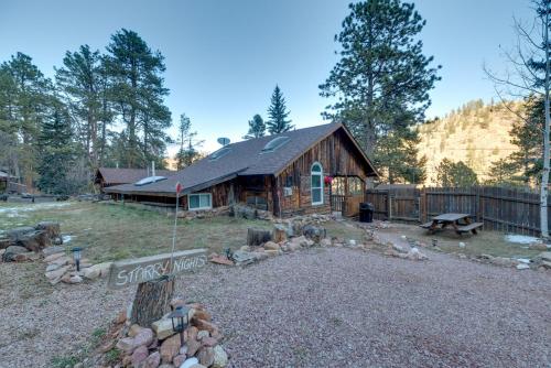 Rustic Log Cabin with Studio about 5 Mi to Pikes Peak!