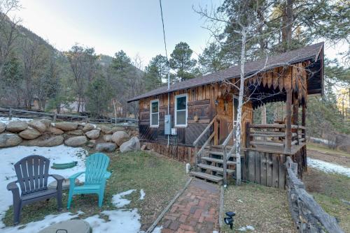 Rustic Log Cabin with Studio about 5 Mi to Pikes Peak!