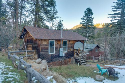 Rustic Log Cabin with Studio about 5 Mi to Pikes Peak!