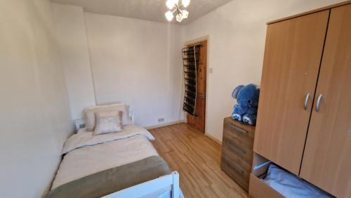 Comfortable 2 bedroom house with free parking and great transport links
