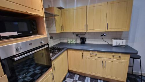 Comfortable 2 bedroom house with free parking and great transport links