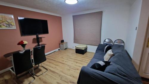 Comfortable 2 bedroom house with free parking and great transport links
