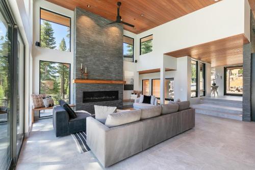 Elegance at Schaffer's Mill - Luxury 4 BR, Private Hot Tub, Pet Friendly! in Truckee