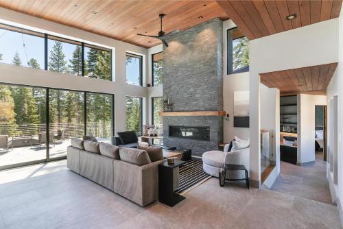 Elegance at Schaffer's Mill - Luxury 4 BR, Private Hot Tub, Pet Friendly! in Truckee