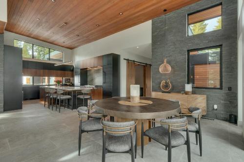 Elegance at Schaffer's Mill - Luxury 4 BR, Private Hot Tub, Pet Friendly! in Truckee
