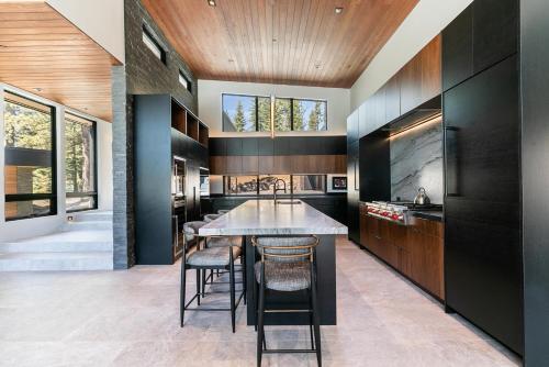 Elegance at Schaffer's Mill - Luxury 4 BR, Private Hot Tub, Pet Friendly! in Truckee