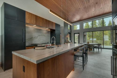 Elegance at Schaffer's Mill - Luxury 4 BR, Private Hot Tub, Pet Friendly! in Truckee