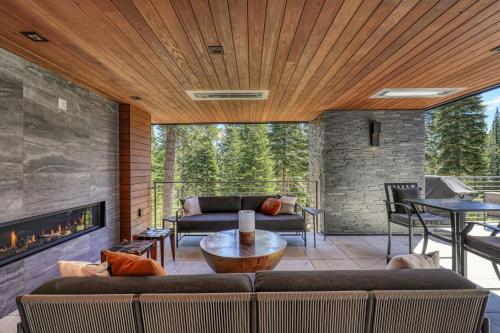 Elegance at Schaffer's Mill - Luxury 4 BR, Private Hot Tub, Pet Friendly! in Truckee