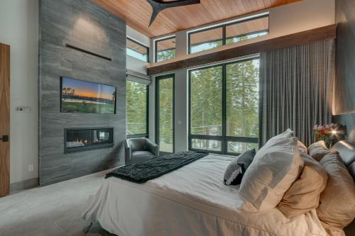 Elegance at Schaffer's Mill - Luxury 4 BR, Private Hot Tub, Pet Friendly! in Truckee