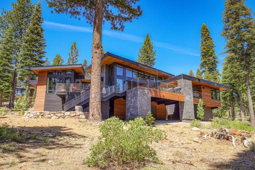 Elegance at Schaffer's Mill - Luxury 4 BR, Private Hot Tub, Pet Friendly! in Truckee
