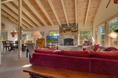 Lake Haven at Dollar Point - Spacious 4 BR w Lake Views, Sauna, Near Ski Resorts!