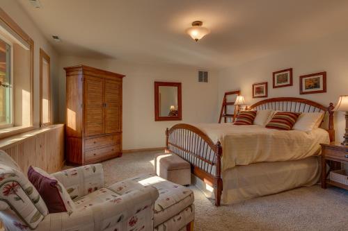 Lake Haven at Dollar Point - Spacious 4 BR w Lake Views, Sauna, Near Ski Resorts!