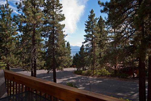 Lake Haven at Dollar Point - Spacious 4 BR w Lake Views, Sauna, Near Ski Resorts!