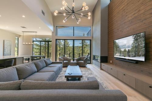 Larkspur Luxe at Northstar- 4 BR with Pool, Gym, Access - Walk to Village, Private Hot Tub – khách sạn tại Truckee