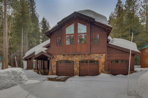 Majestic Woods at Tahoe Donner - High End Craftsman w Game Room, Hot Tub, Amenity Access