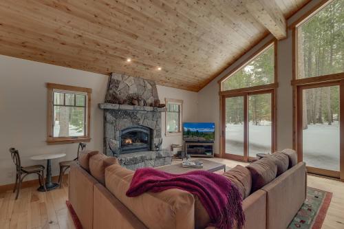 Majestic Woods at Tahoe Donner - High End Craftsman w Game Room, Hot Tub, Amenity Access