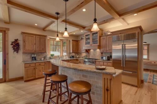 Majestic Woods at Tahoe Donner - High End Craftsman w Game Room, Hot Tub, Amenity Access