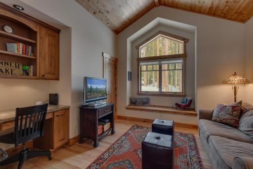 Majestic Woods at Tahoe Donner - High End Craftsman w Game Room, Hot Tub, Amenity Access