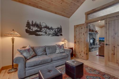 Majestic Woods at Tahoe Donner - High End Craftsman w Game Room, Hot Tub, Amenity Access