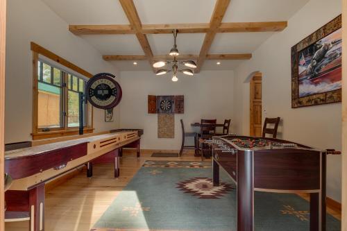 Majestic Woods at Tahoe Donner - High End Craftsman w Game Room, Hot Tub, Amenity Access