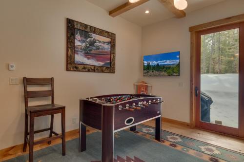 Majestic Woods at Tahoe Donner - High End Craftsman w Game Room, Hot Tub, Amenity Access